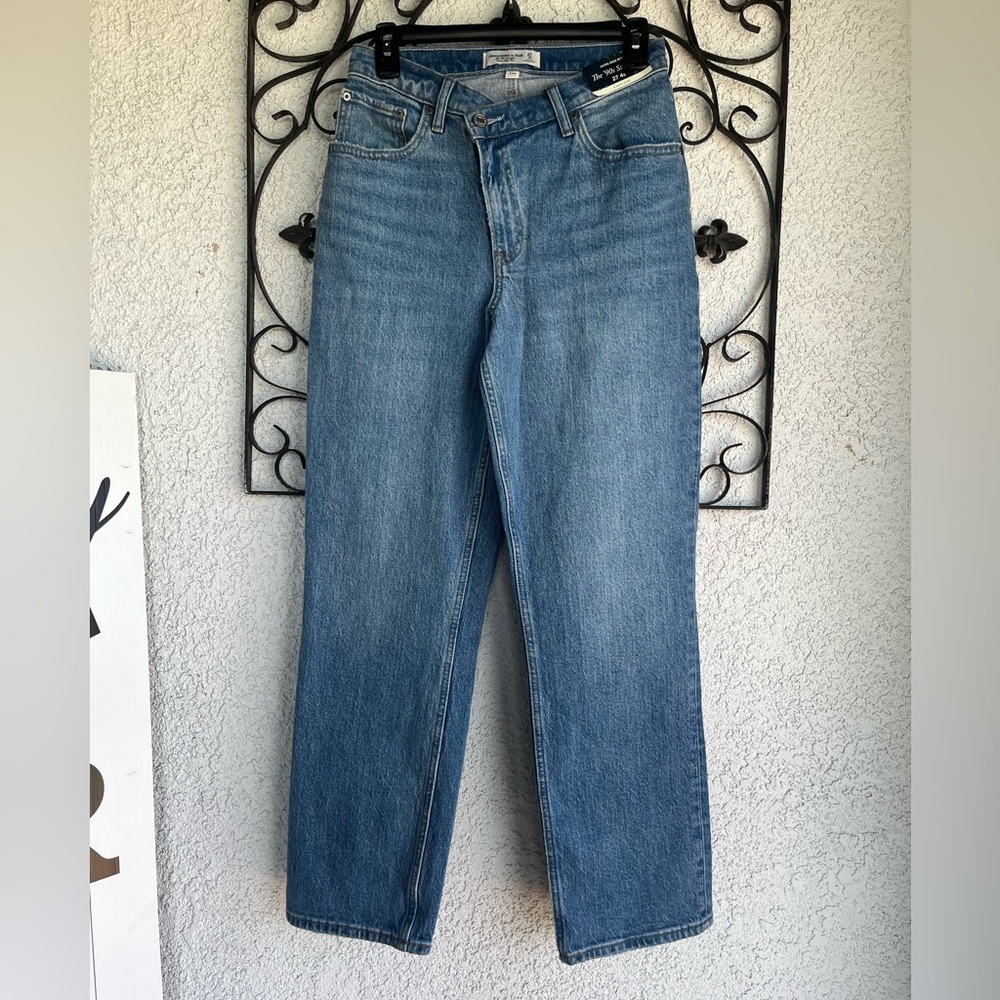 Abercrombie & Fitch 90’s Straight Ultra HR Curve love Jeans- 27 or 4s